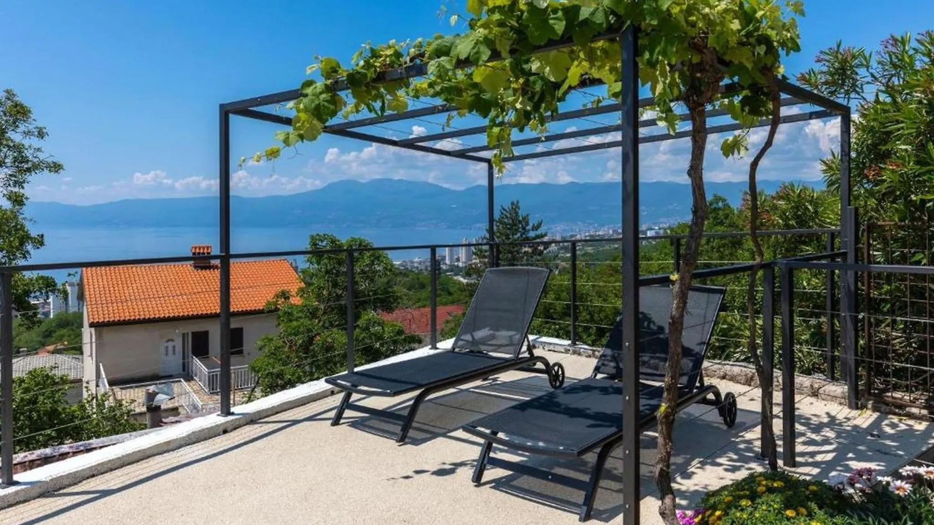 Apartment Happy Sound Rijeka 0*,  Croatia